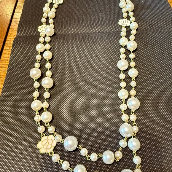 Elegant Pearl and Black Floral Necklace - Picture 14 of 16